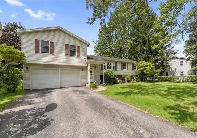 Photo 3 of Sale Pending at 7 Havenwood Dr, Brockport, NY 14420 | MLS# R1707211 | Listing updated on 2026-08-31