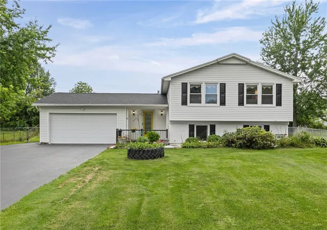 Photo 1 of Sale Pending at 9 Chiswick Cir, Rochester, NY 14624 | MLS# R1707948 | Listing updated on 2026-08-31