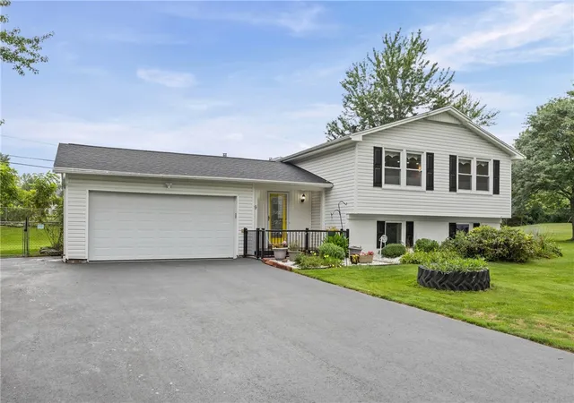 Photo 2 of Sale Pending at 9 Chiswick Cir, Rochester, NY 14624 | MLS# R1707948 | Listing updated on 2026-08-31