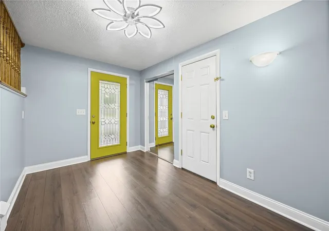 Photo 3 of Sale Pending at 9 Chiswick Cir, Rochester, NY 14624 | MLS# R1707948 | Listing updated on 2026-08-31