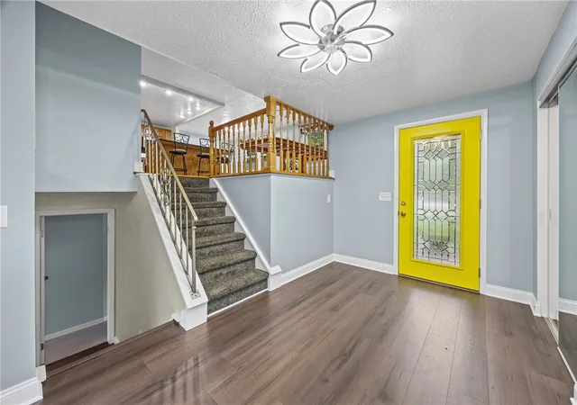 Photo 3 of Sale Pending at 9 Chiswick Cir, Rochester, NY 14624 | MLS# R1707948 | Listing updated on 2026-08-31