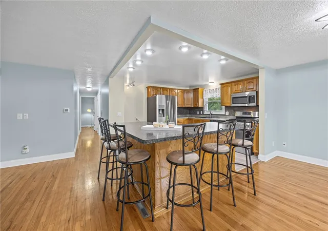 Photo 4 of Sale Pending at 9 Chiswick Cir, Rochester, NY 14624 | MLS# R1707948 | Listing updated on 2026-08-31