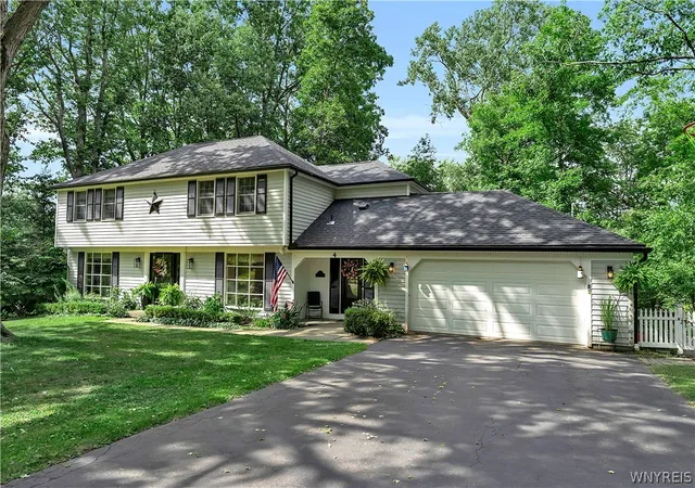 Photo 1 of Sale Pending at 4 Fawn Ter, Orchard Park, NY 14127 | MLS# B1708096 | Listing updated on 2026-09-08