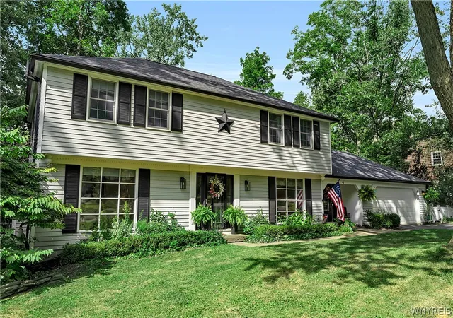 Photo 2 of Sale Pending at 4 Fawn Ter, Orchard Park, NY 14127 | MLS# B1708096 | Listing updated on 2026-09-08