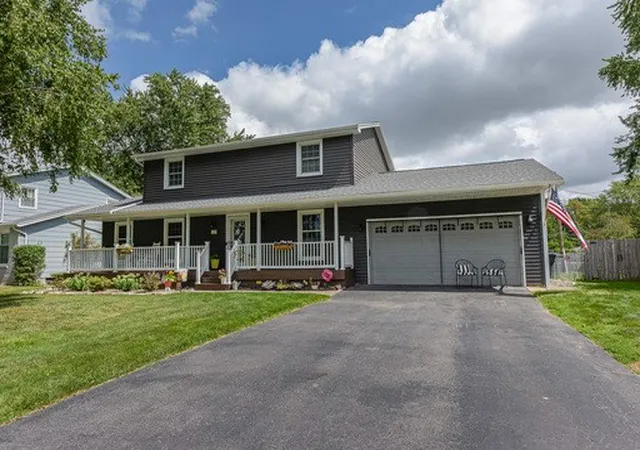 Photo 3 of Sale Pending at 28 Stallion Cir, Rochester, NY 14626 | MLS# R1708258 | Listing updated on 2026-08-28