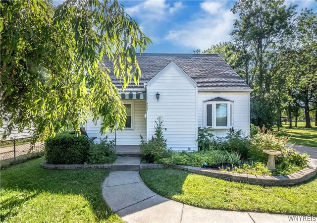 Photo 2 of Sale Pending at 409 Ivyhurst Rd N, Buffalo, NY 14226 | MLS# B1708051 | Listing updated on 2026-09-13