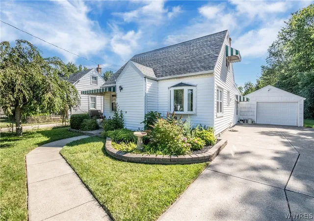 Photo 3 of Sale Pending at 409 Ivyhurst Rd N, Buffalo, NY 14226 | MLS# B1708051 | Listing updated on 2026-09-13
