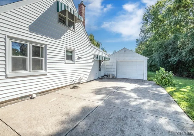 Photo 4 of Sale Pending at 409 Ivyhurst Rd N, Buffalo, NY 14226 | MLS# B1708051 | Listing updated on 2026-09-13