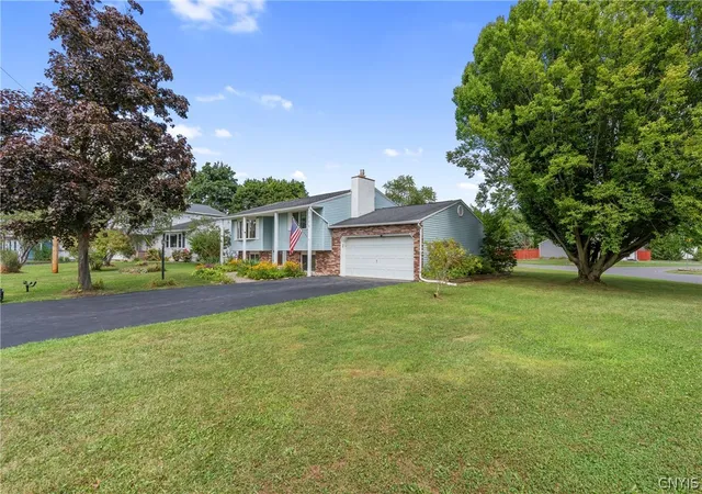 Photo 3 of Sale Pending at 5379 Vineyard Dr, Clay, NY 13041 | MLS# S1708324 | Listing updated on 2026-08-23