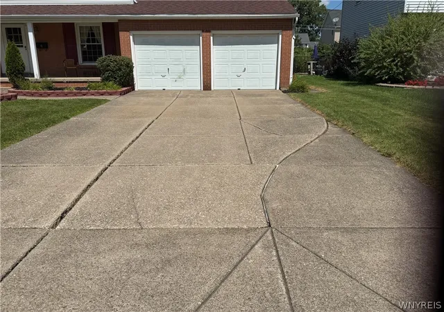 Photo 3 of Single family home for sale at 64 Robin Hl Dr, Buffalo, NY 14221 | MLS# B1708156 | Listing updated on 2026-09-12
