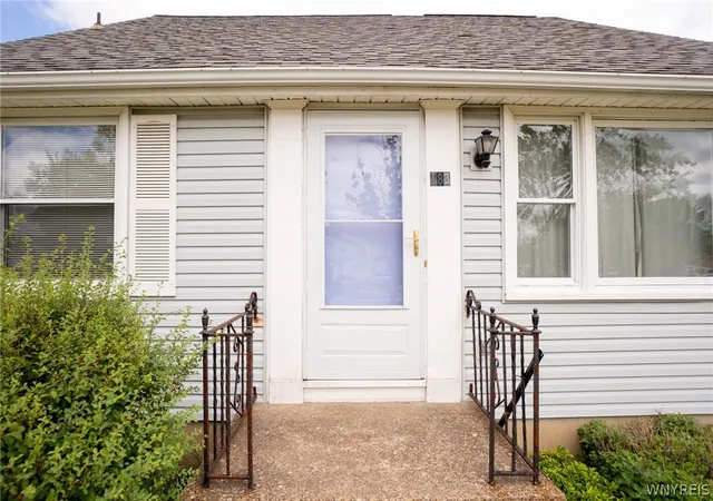 Photo 2 of Single family home for sale at 183 Cresthill Ave, Tonawanda, NY 14150 | MLS# B1708332 | Listing updated on 2026-09-21