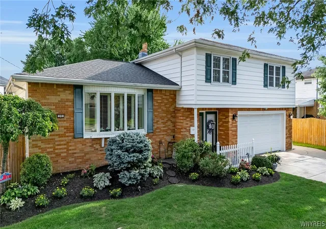 Photo 2 of Sale Pending at 13 Wedgewood, Buffalo, NY 14226 | MLS# B1708267 | Listing updated on 2026-08-27