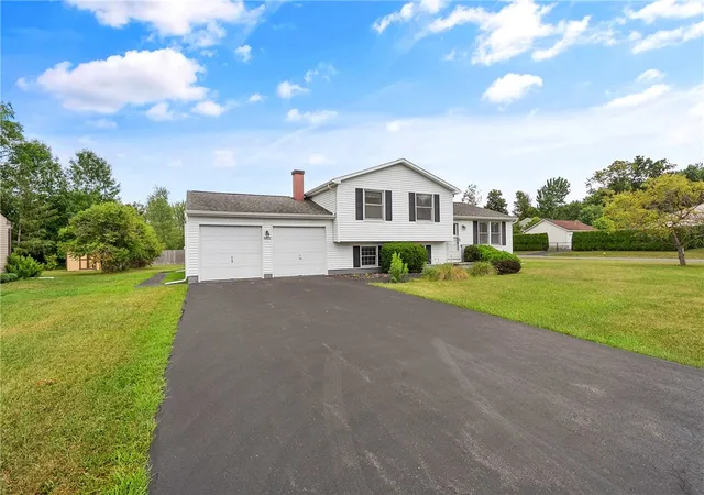 Photo 2 of Single family home for sale at 9472 Bygone Dr, Brewerton, NY 13029 | MLS# R1708528 | Listing updated on 2026-09-13