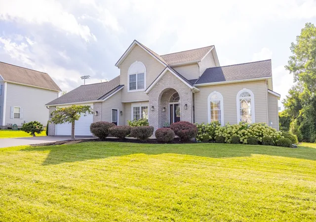 Photo 2 of Sale Pending at 652 Shorecliff Dr, Greece, NY 14612 | MLS# R1708605 | Listing updated on 2026-08-26