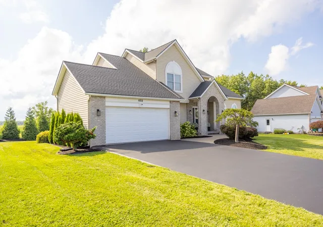 Photo 3 of Sale Pending at 652 Shorecliff Dr, Greece, NY 14612 | MLS# R1708605 | Listing updated on 2026-08-26