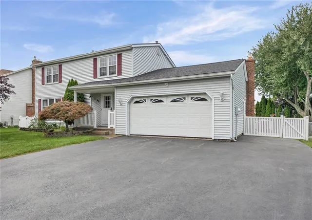 Photo 3 of Sale Pending at 46 Olde Harbour, Rochester, NY 14612 | MLS# R1697979 | Listing updated on 2026-08-27