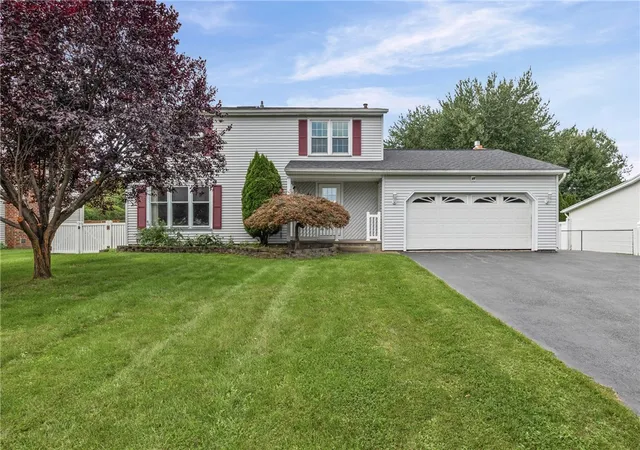 Photo 3 of Sale Pending at 46 Olde Harbour, Rochester, NY 14612 | MLS# R1697979 | Listing updated on 2026-08-27