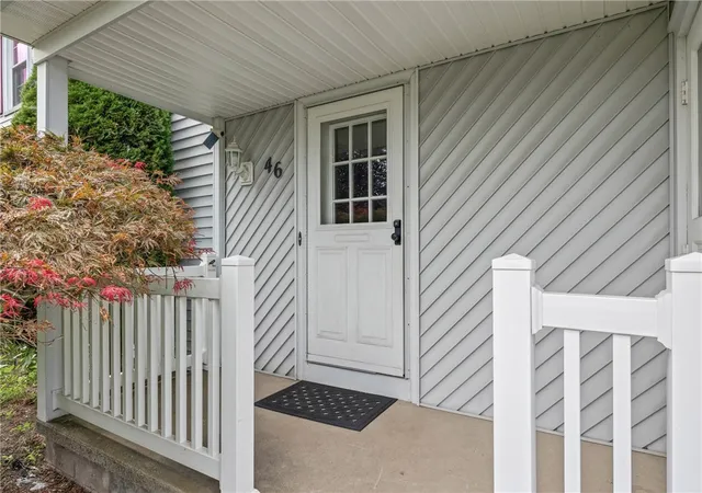 Photo 4 of Sale Pending at 46 Olde Harbour, Rochester, NY 14612 | MLS# R1697979 | Listing updated on 2026-08-27