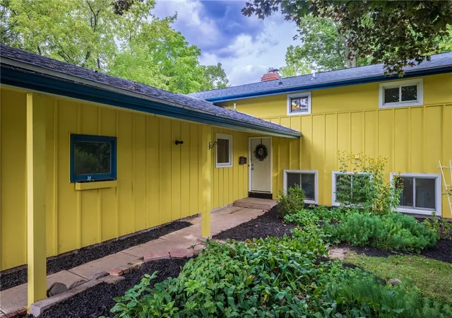 Photo 4 of Sale Pending at 104 Ashley Dr, Rochester, NY 14620 | MLS# R1706286 | Listing updated on 2026-09-03