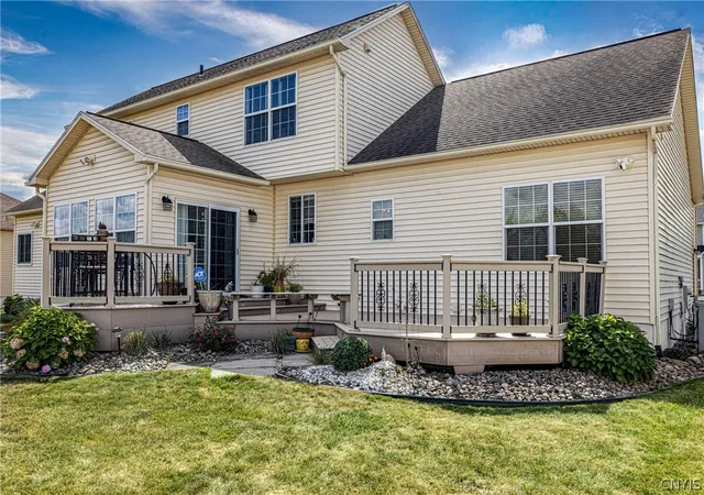 Photo 3 of Single family home for sale at 5037 Constitution Ln, Liverpool, NY 13088 | MLS# S1708671 | Listing updated on 2026-09-10