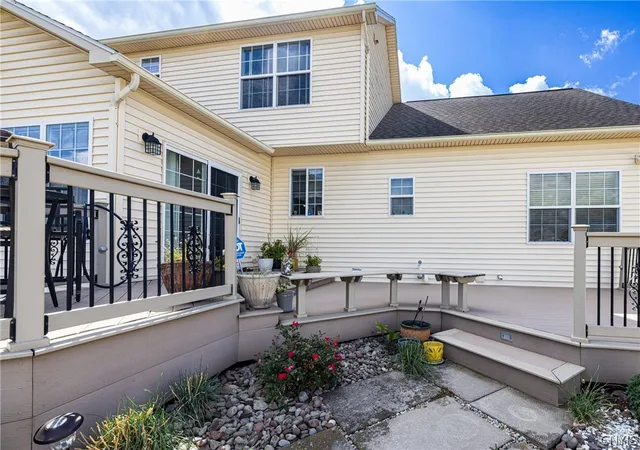 Photo 4 of Single family home for sale at 5037 Constitution Ln, Liverpool, NY 13088 | MLS# S1708671 | Listing updated on 2026-09-10