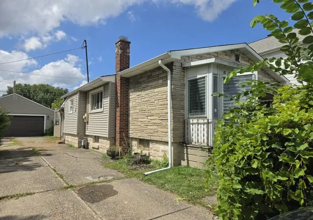 Photo 2 of Single family home for sale at 520 University Ave, Buffalo, NY 14223 | MLS# R1708476 | Listing updated on 2026-09-14