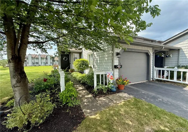 Photo 3 of Single family home for sale at 376 Summerhaven Dr N, East Syracuse, NY 13057 | MLS# S1708711 | Listing updated on 2026-09-11