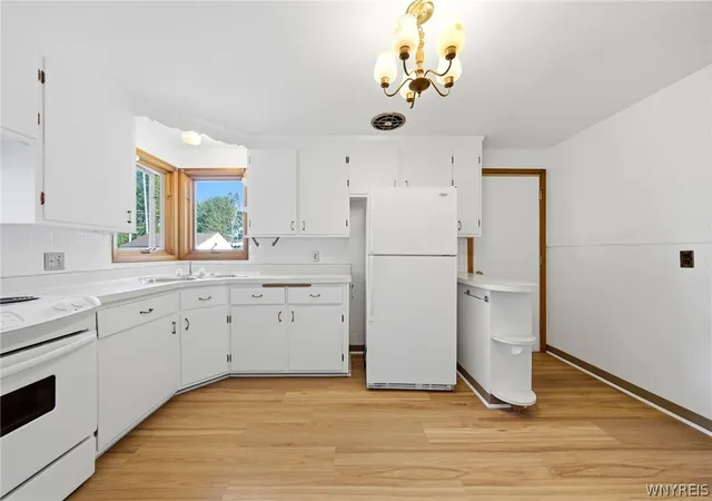 Photo 3 of Sale Pending at 164 S Meadow Dr, North Tonawanda, NY 14120 | MLS# B1708799 | Listing updated on 2026-08-28
