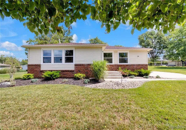 Photo 2 of Sale Pending at 34 Kingswood Dr, Orchard Park, NY 14127 | MLS# B1708552 | Listing updated on 2026-08-30