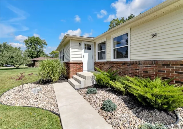 Photo 3 of Sale Pending at 34 Kingswood Dr, Orchard Park, NY 14127 | MLS# B1708552 | Listing updated on 2026-08-30