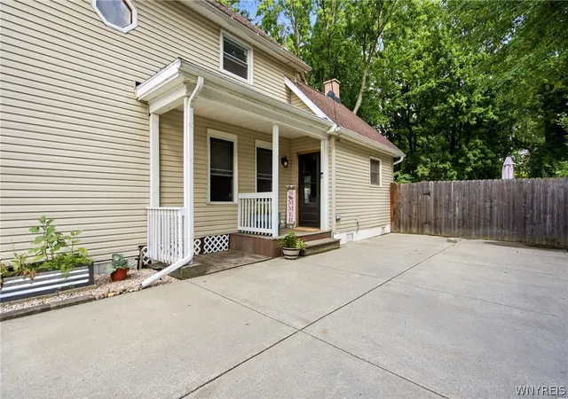 Photo 4 of Single family home for sale at 72 Simson St, North Tonawanda, NY 14150 | MLS# B1706234 | Listing updated on 2026-08-28