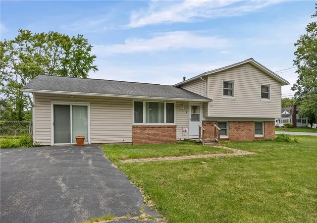 Photo 2 of Single family home for sale at 4 Mercury Dr, Gates, NY 14624 | MLS# R1707481 | Listing updated on 2026-09-03