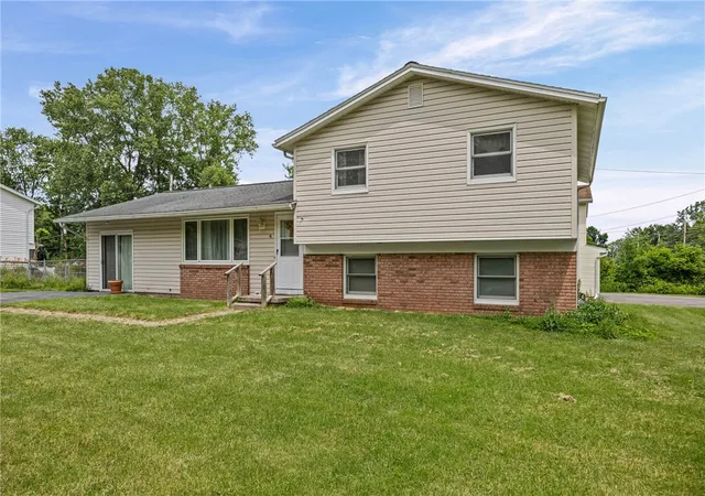 Photo 3 of Single family home for sale at 4 Mercury Dr, Gates, NY 14624 | MLS# R1707481 | Listing updated on 2026-09-03