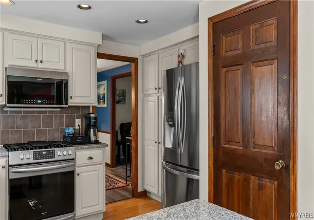 Photo 3 of Sale Pending at 11 Skylark Ct, Amherst, NY 14051 | MLS# B1708904 | Listing updated on 2026-09-09