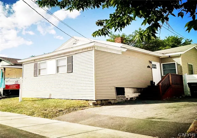 Photo 3 of Single family home for sale at 1002 Park St, Syracuse, NY 13208 | MLS# S1708918 | Listing updated on 2026-09-06