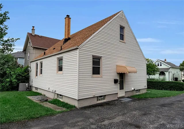 Photo 3 of Sale Pending at 194 Tremaine Ave, Tonawanda, NY 14217 | MLS# B1709015 | Listing updated on 2026-09-10