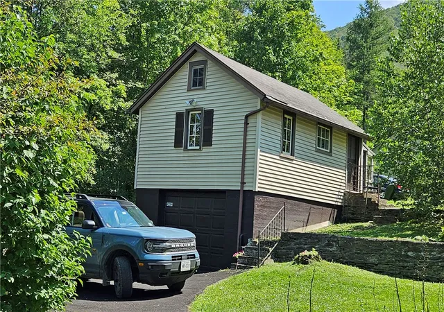 Photo 3 of Single family home for sale at 42204 State Hwy 28, Middletown, NY 12455 | MLS# R1700551 | Listing updated on 2026-08-23