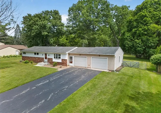 Photo 1 of Sale Pending at 17 Briarwood Ln, Perinton, NY 14450 | MLS# R1709107 | Listing updated on 2026-09-05