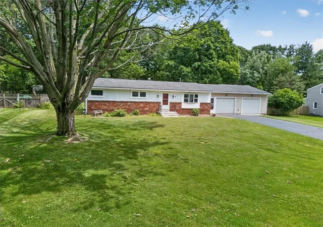 Photo 2 of Sale Pending at 17 Briarwood Ln, Perinton, NY 14450 | MLS# R1709107 | Listing updated on 2026-09-05