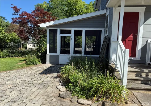 Photo 3 of Sale Pending at 118 Chapel St, Manlius, NY 13066 | MLS# S1709037 | Listing updated on 2026-09-04