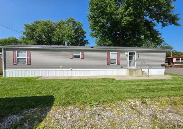 Photo 2 of Manufactured home for sale at 611 C St, Niagara, NY 14304 | MLS# B1709062 | Listing updated on 2026-08-22