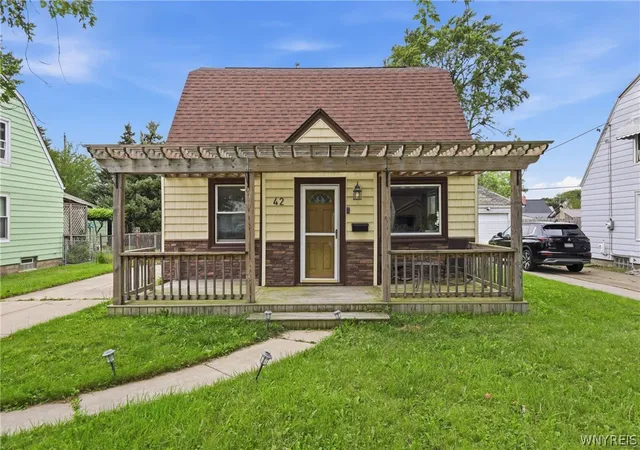 Photo 1 of Single family home for sale at 42 Lindbergh Ct, Cheektowaga, NY 14225 | MLS# B1709262 | Listing updated on 2026-08-29