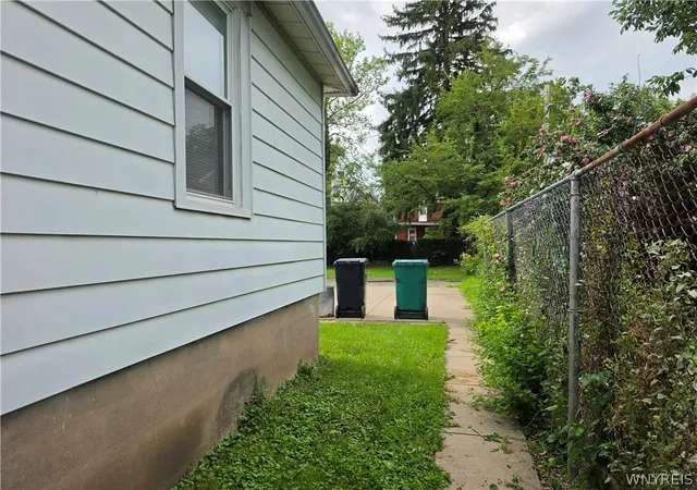 Photo 2 of Single family home for sale at 1851 Linwood Ave, Niagara Falls, NY 14305 | MLS# B1709444 | Listing updated on 2026-08-24
