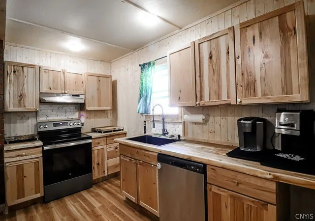 Photo 4 of Single family home for sale at 2408 Brewerton Rd, Salina, NY 13211 | MLS# S1709164 | Listing updated on 2026-09-12