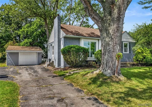 Photo 3 of Sale Pending at 152 N Autumn St, Amherst, NY 14221 | MLS# B1709434 | Listing updated on 2026-09-16