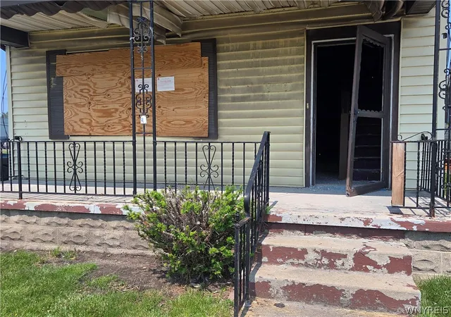Photo 3 of Single family home for sale at 220 Lewis St, Buffalo, NY 14206 | MLS# B1709424 | Listing updated on 2026-08-24