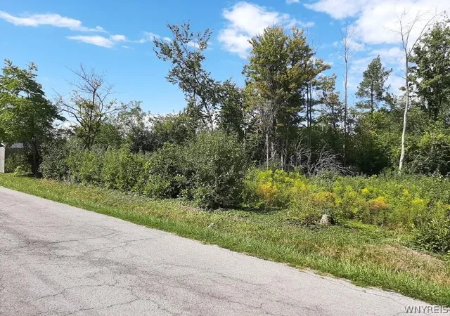 Photo 3 of Sale Pending at 5962 Rosewood Ter W, Hamburg, NY 14075 | MLS# B1709531 | Listing updated on 2026-09-10