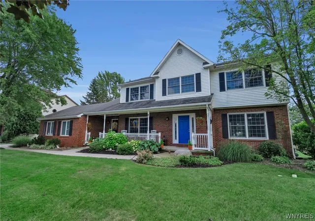 Photo 2 of Sale Pending at 9 Black Spruce Ct, Amherst, NY 14228 | MLS# B1708006 | Listing updated on 2026-09-08