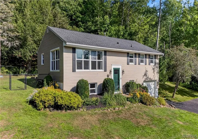 Photo 2 of Single family home for sale at 8711 S Greenbriar, Boston, NY 14025 | MLS# B1709389 | Listing updated on 2026-08-25