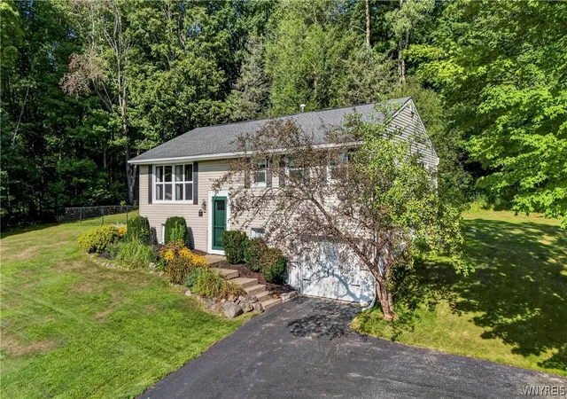 Photo 3 of Single family home for sale at 8711 S Greenbriar, Boston, NY 14025 | MLS# B1709389 | Listing updated on 2026-08-25